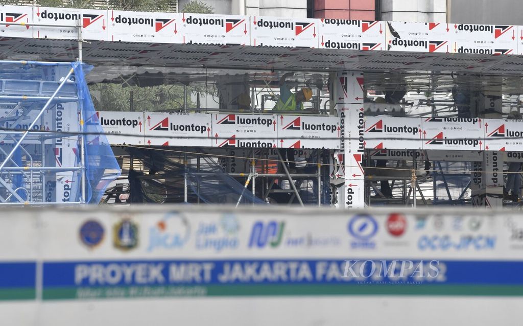 Pembangunan halte sementara Transjakarta koridor 1 Blok M-Kota di Jalan Gajah Mada, Jakarta Pusat, terus dikerjakan, Senin (20/2/2023). Sejumlah halte bus Transjakarta yang terdampak proyek MRT Fase 2 paket kontrak (CP) 202 Harmoni-Mangga Besar akan direlokasi dan dipindahkan ke halte sementara. 