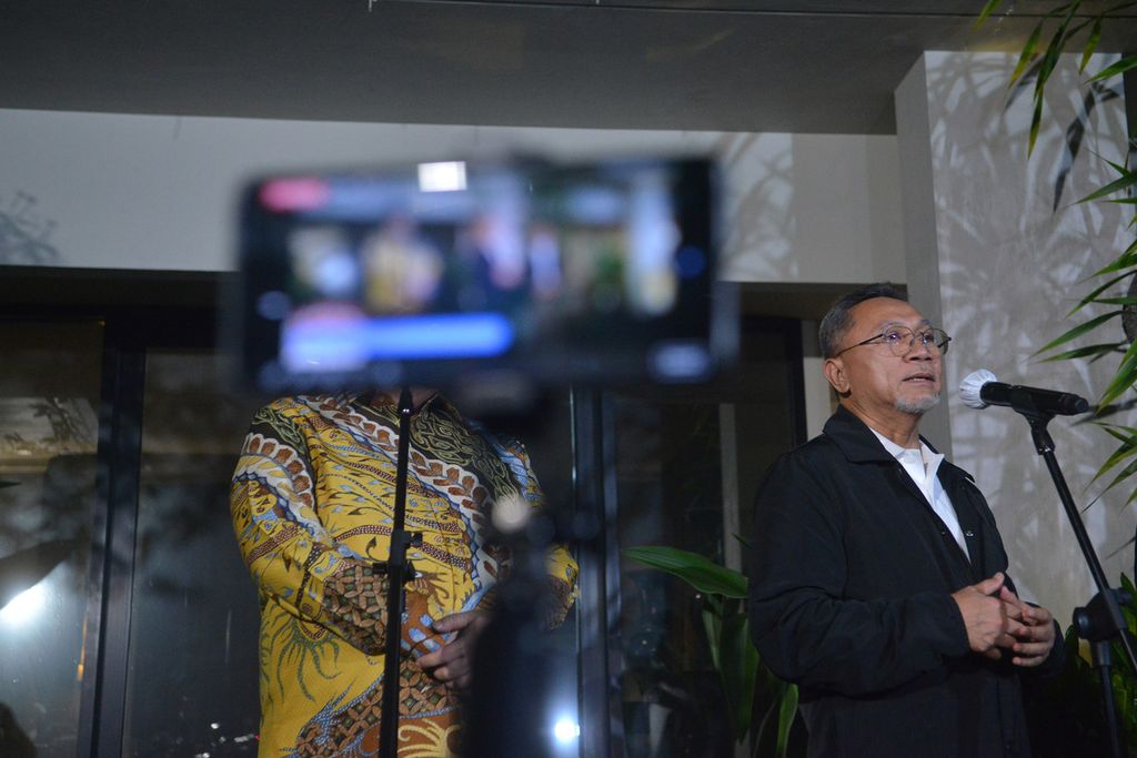 Ketua Umum PAN Zulkifli Hasan memberikan keterangan kepada wartawan di rumah dinas Airlangga, Jalan Widya Chandra III, Jakarta, Kamis (27/4/2023). 