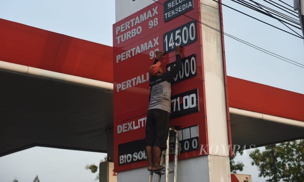  An officer changes price information after the increase in fuel prices at a gas station in Sidoarjo Regency, East Java, Saturday (3/9/2022).