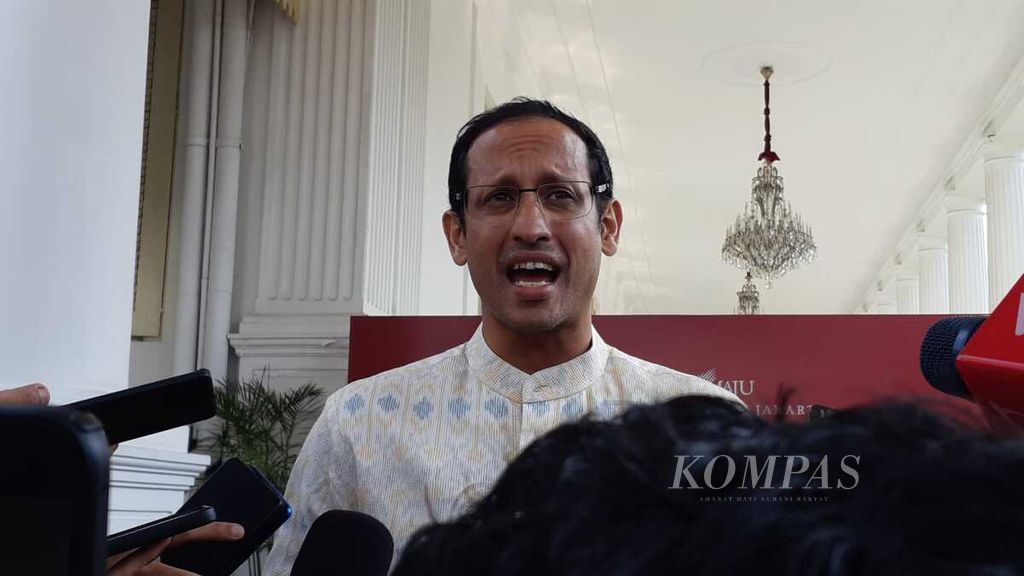 Menteri Pendidikan, Kebudayaan, Riset dan Teknologi Nadiem Anwar Makarim mengumumkan pembatalan kenaikan uang kuliah tunggal atau UKT tahun ini seusai menghadap Presiden Joko Widodo di Istana Merdeka, Jakarta, Senin (27/5/2024).