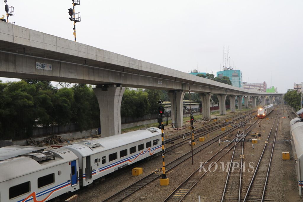 Rel kereta api layang membentang di sekitar Stasiun Medan, Sumatera Utara, Sabtu (4/11/2020). Rel layang sepanjang 10,8 kilometer yang mulai beroperasi sejak Desember 2019 mempercepat waktu tempuh, menambah perjalanan kereta api, dan menghilangkan sembilan pelintasan sebidang di Kota Medan.