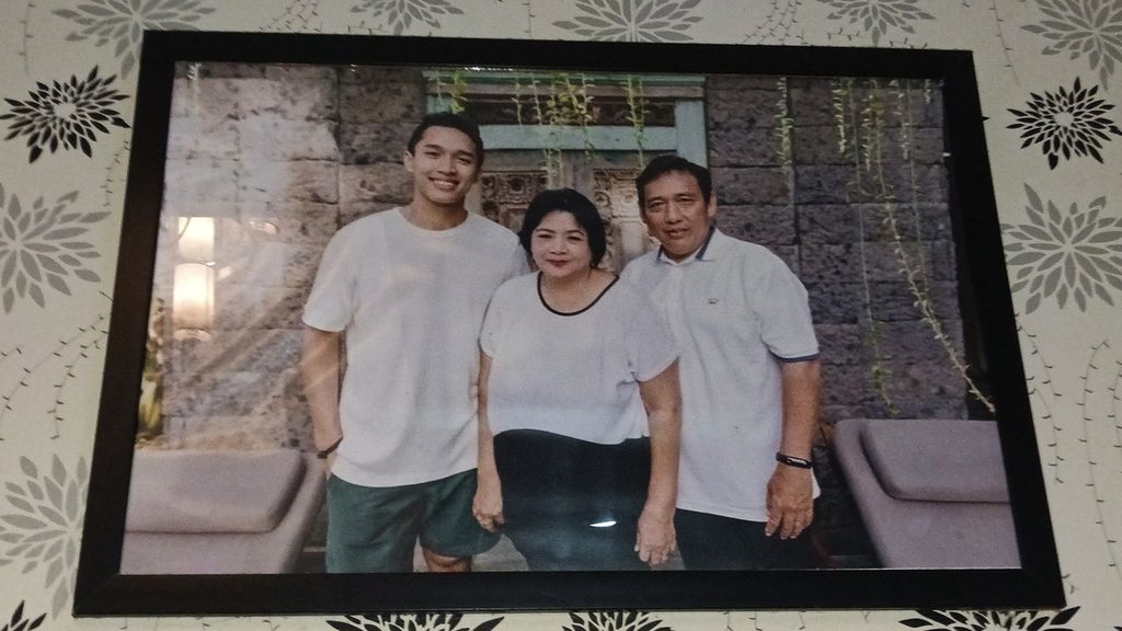 Foto keluarga Jonatan Christie bersama ibu dan ayahnya terpajang di ruang keluarga rumah orangtuanya di Bidara Cina, Jakarta Timur, Senin (18/3/2024).