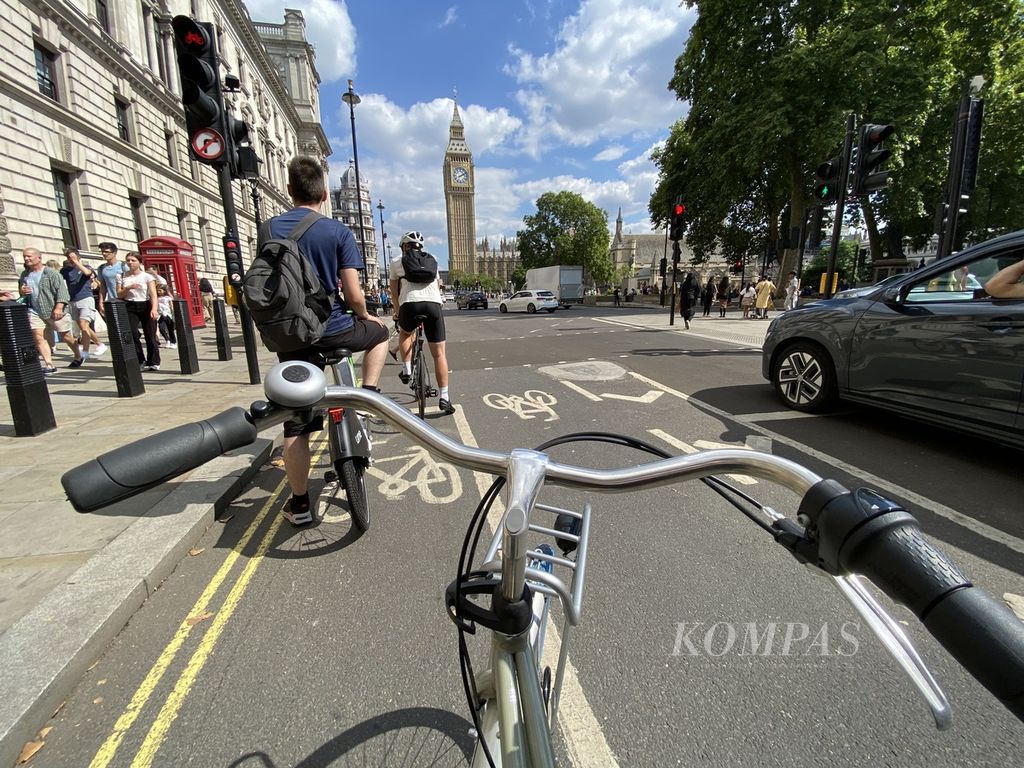 Suasana di jalur khusus sepeda di Parliament Square, London, Inggris, Agustus 2022. Selain sehat dan hemat, gowes di London menjadi cara menjelajah kota.
