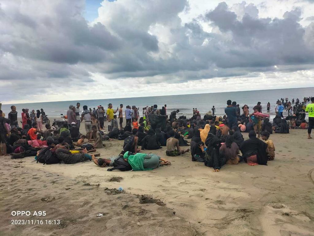 Ratusan imigran Rohingya mendarat di Pantai Desa Aron, Kecamatan Muara Batu, Kabupaten Aceh Utara, Aceh, Kamis (16/11/2023). Pengungsi Rohingya sejak 2011 hingga kini terus berdatangan ke Aceh.