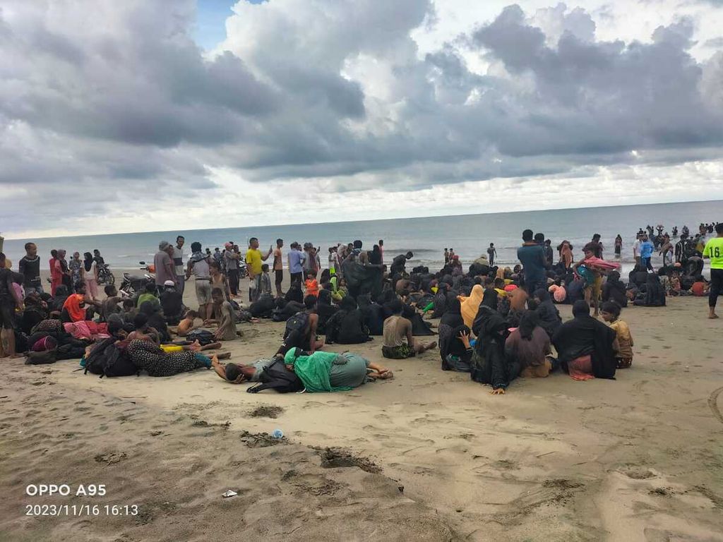 Ratusan imigran Rohingya mendarat di pantai Desa Aron, Kecamatan Muara Batu, Kabupaten Aceh Utara, Aceh, Kamis (16/11/2023). Pengungsi Rohingya sejak 2011 hingga kini terus berdatangan ke Aceh.