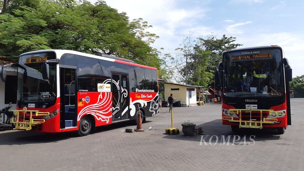 Bus Rapid Transit (BRT) Trans Metro Dewata sebagai program buy the service (BTS) angkutan publik di Kota Denpasar dan kawasan aglomerasi Sarbagita di Bali. Suasana di kawasan Sentra Parkir Kuta, Badung, yang termasuk koridor layanan bus Trans Metro Dewata, Kamis (9/6/2022).