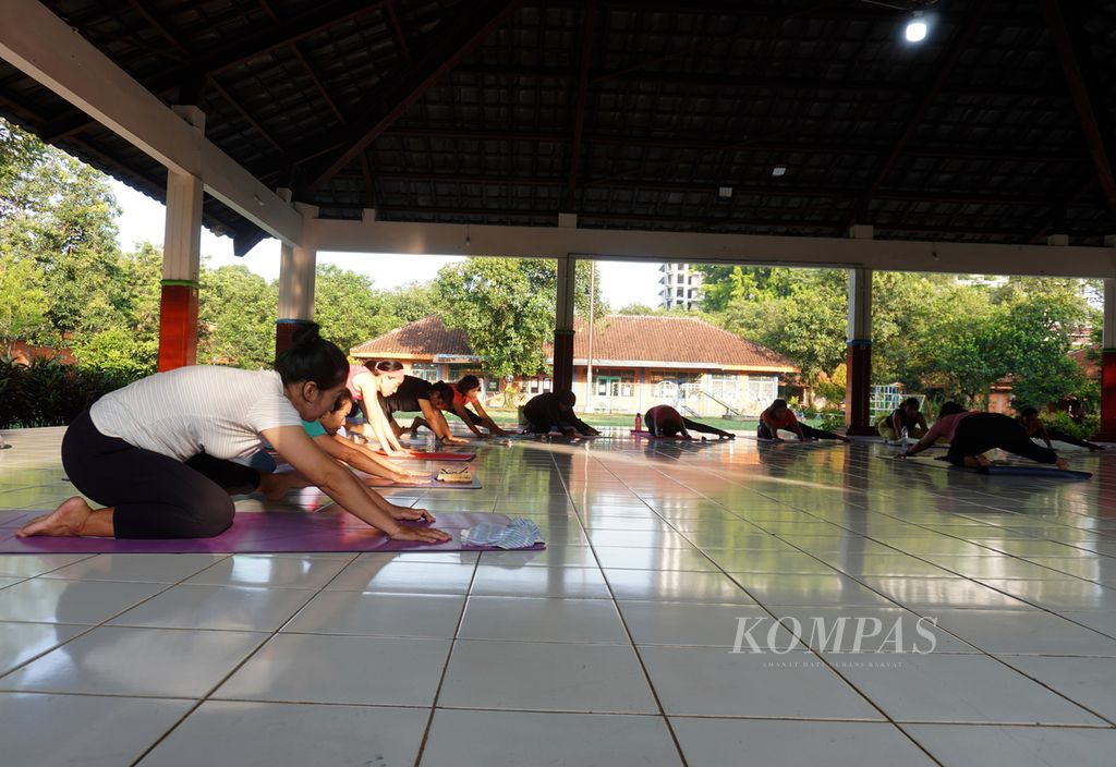 Sejumlah orang mengikuti <i>yoga charity</i> atau yoga sambil beramal di pendopo SOS Children's Village, Kecamatan Banyumanik, Kota Semarang, Jawa Tengah, Sabtu (9/4/2022). Dalam kegiatan tersebut, orang-orang mengaku mendapatkan manfaat ganda, yakni kebugaran tubuh dan pahala.