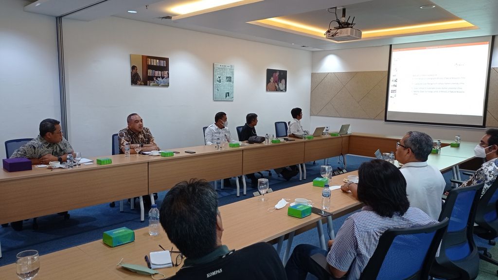 Bupati Tangerang Ahmed Zaki Iskandar berkunjung ke Redaksi <i>Kompas </i>di Jakarta, Jumat (2/9/2022). Kunjungan ini membahas partisipasi Kabupaten Tangerang sebagai tuan rumah pertemuan dua tahunan Partnerships in Environmental Management for the Seas of East Asia (PEMSEA) pada Oktober 2022.