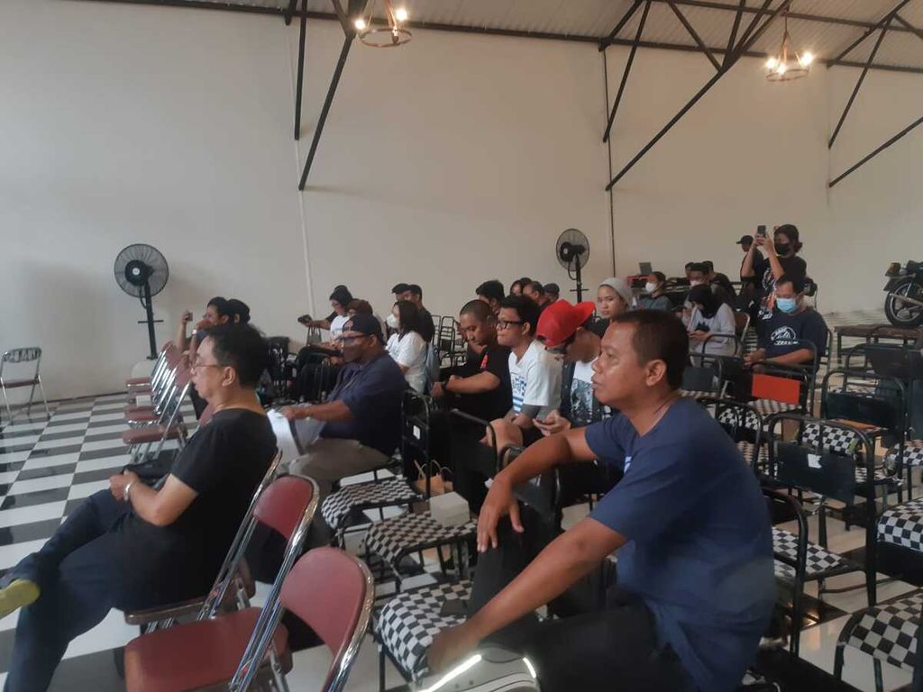 Para jurnalis menyimak keterangan yang disampaikan saat konferensi pers Slank Beautiful Smile Indonesia Tour di Yogyakarta, Kamis (15/12/2022).