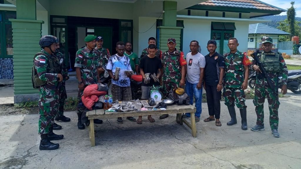 TNI AD gagalkan peredaran 2,7 kilogram ganja kering melalui jalan Trans-Papua di Kabupaten Yalimo, Papua, Senin (4/7/2022).