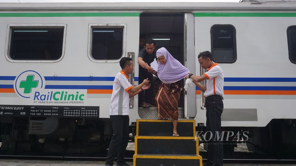 Salah seorang warga dibantu berjalan oleh petugas saat mengikuti layanan kesehatan gratis oleh PT Kereta Api Indonesia (Persero) di Stasiun Karangsari, Banyumas, Jawa Tengah, Selasa (10/9/2019). Layanan kesehatan gratis ini merupakan bagian dari tanggung jawab sosial perusahaan bagi masyarakat.