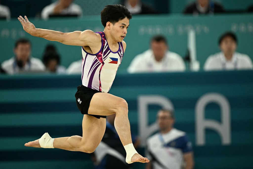 Carlos Edriel Yulo saat berlaga di Bercy Arena di Paris, Perancis, Sabtu (3/8/2024).