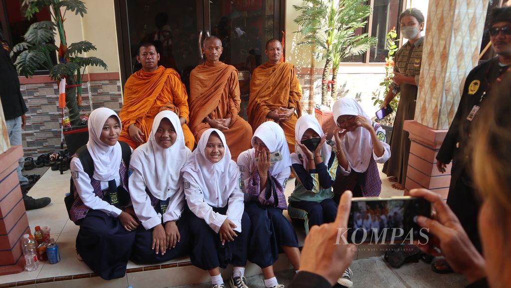Sejumlah siswi Sekolah Menengah Pertama Negeri 1 Jatibarang berfoto bersama sejumlah biksu atau bhante di Vihara Budhi Asih, Kecamatan Jatibarang, Kabupaten Indramayu, Jawa Barat, Selasa (16/5/2023). 