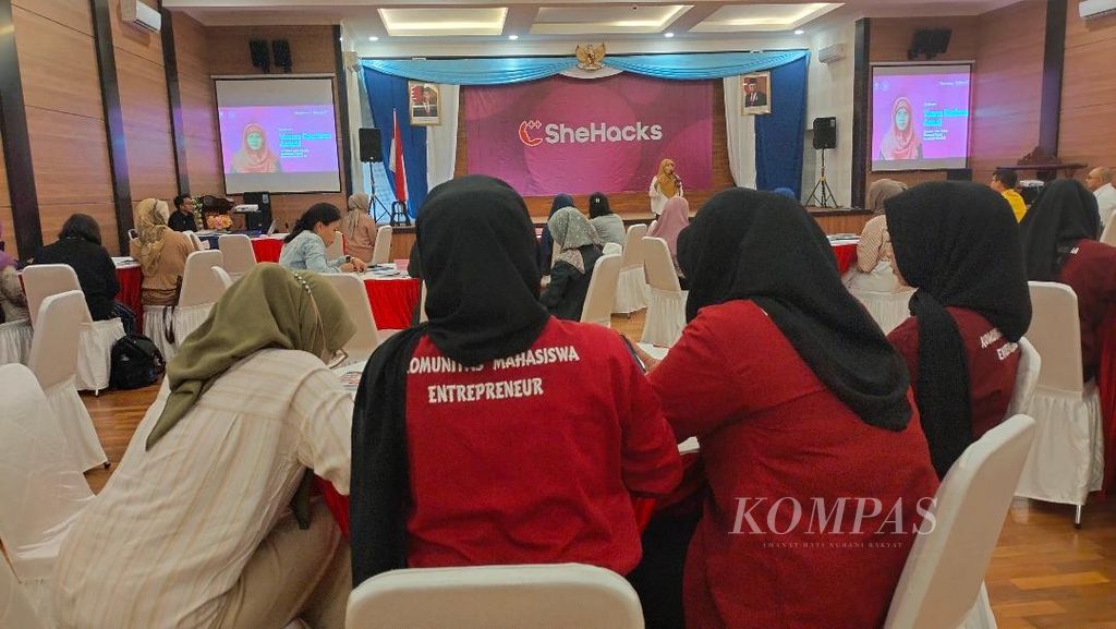 <i>Workshop</i> SheHacks Innovate digelar di Universitas Muhammadiyah Magelang, Kota Magelang, Jawa Tengah, Sabtu (29/7/2023). Program pelatihan usaha ini diikuti oleh 75 pelaku usaha dari Magelang dan sekitarnya. 