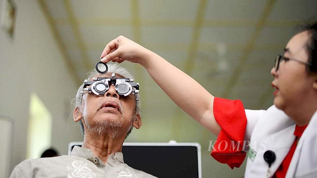 Kerabat Paku Alam mengikuti pemeriksaan kesehatan mata oleh tim medis dari Rumah Sakit Mata Dr Yap di Pura Pakualaman, Yogyakarta, Rabu (21/2). 