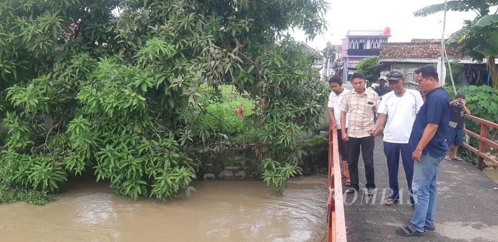 Residents show the location where the body was found in the Wanganayam River in Jatipura Village, Susukan District, Cirebon Regency, West Java, Friday (19/1/2024). On Wednesday (10/1/2024), residents found a body wrapped in a sheet.