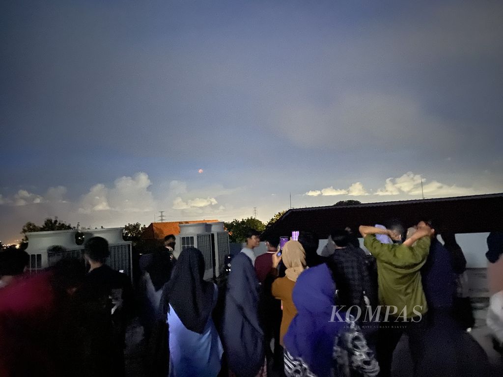 Masyarakat menyaksikan gerhana bulan total di Planetarium UIN Walisongo Semarang, Jawa Tengah, Selasa (8/11/2022). Di tempat tersebut, gerhana bulan mulai terlihat pukul 18.02. Selain menggunakan teleskop, fenomena tersebut bisa dilihat dengan mata telanjang. 