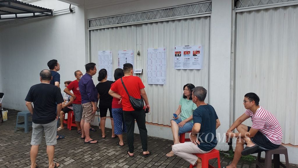 Warga antusias mendatangi tempat pemungutan suara (TPS) untuk memberikan hak suaranya dalam Pemilu 2024 di Duri Kosambi, Cengkareng, Jakarta Barat, Rabu (14/2/2024).