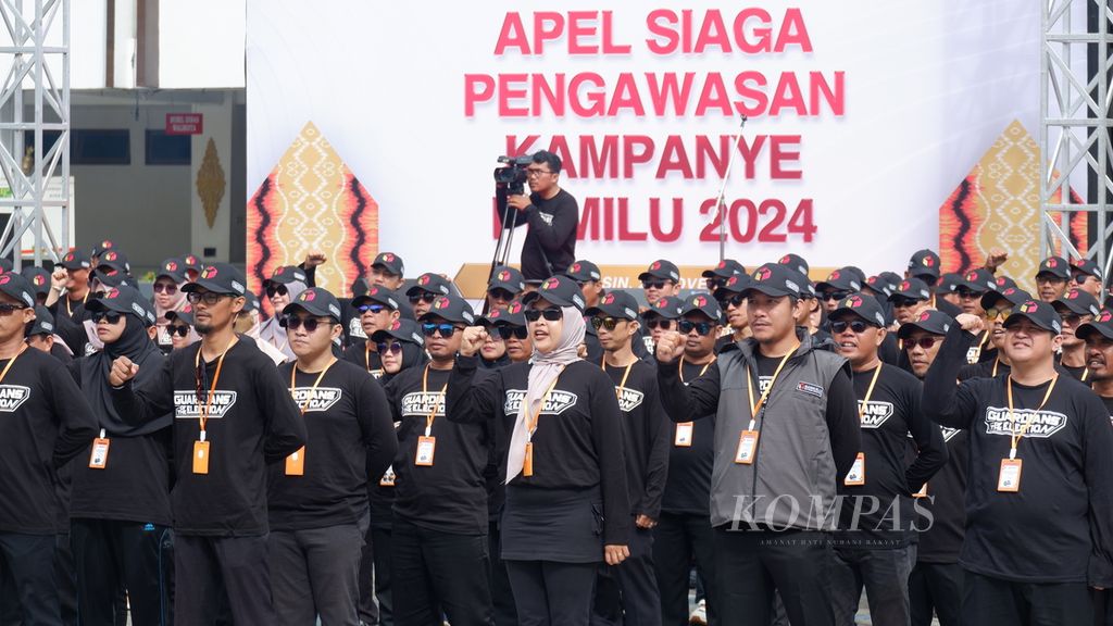 Para pengawas pemilihan umum se-Kalimantan Selatan mengikuti Apel Siaga Pengawasan Kampanye Pemilu 2024 di halaman Balai Kota Banjarmasin, Senin (27/11/2023).
