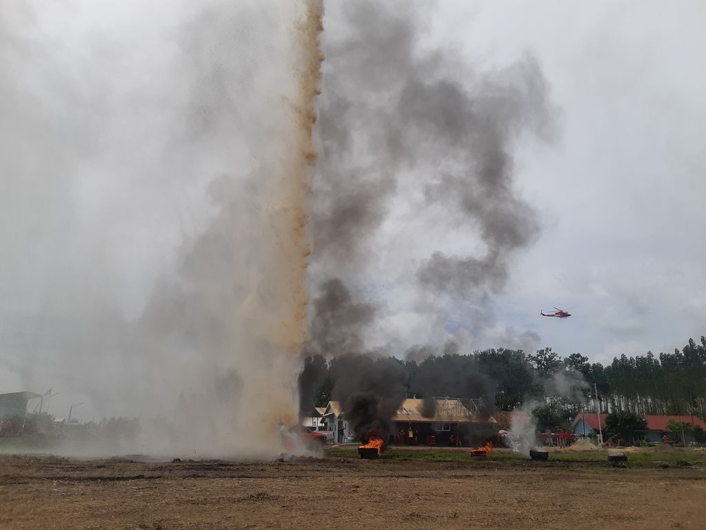 Pemadaman api dari udara di kawasan konsesi APP Sinar Mas di Kabupaten Ogan Komering Ilir, Sumatera Selatan, Senin (6/2/2023).