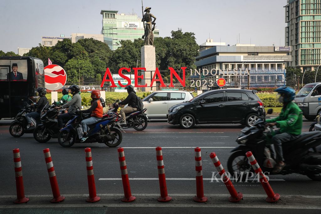 Lalu lalang kendaraan di sekitar instalasi logo ASEAN Indonesia 2023" di kawasan Tugu Tani, Jakarta Pusat, Kamis (10/8/2023).