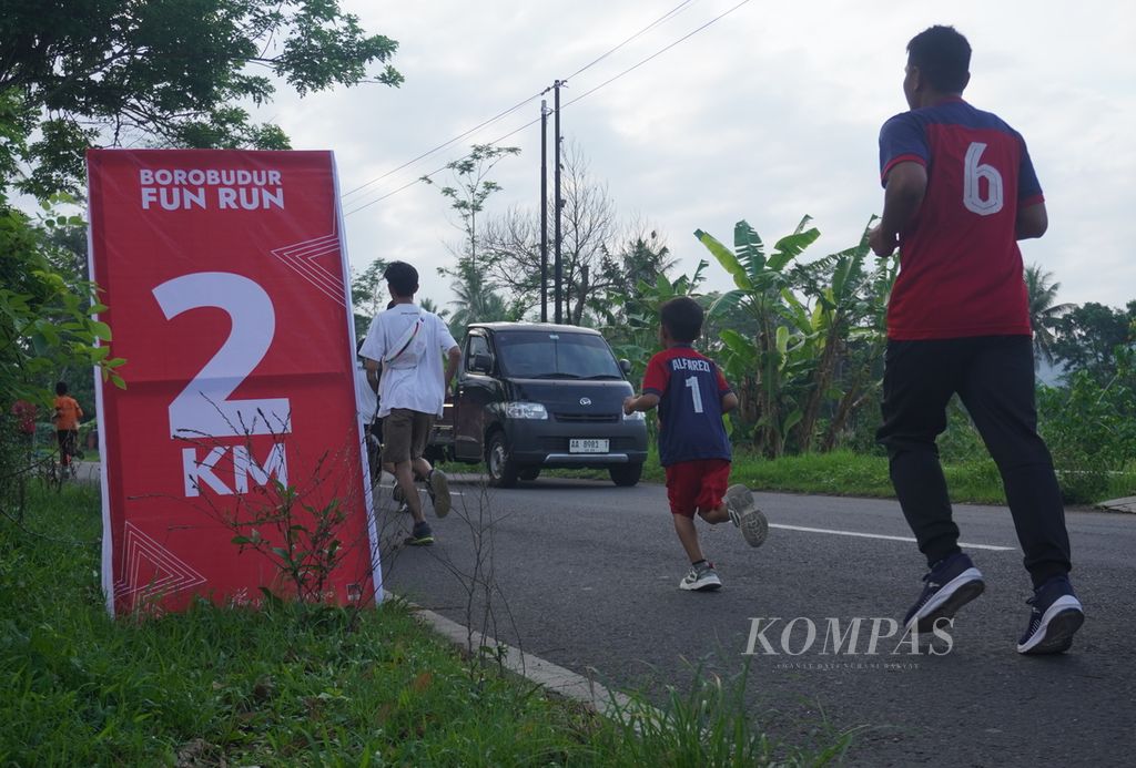 Anak-anak pun bersemangat ikut Borobudur Fun Run, berlari melintasi kilometer 2 di Desa Borobudur, Kecamatan Borobudur, Kabupaten Magelang, Jawa Tengah, Sabtu (3/12/2023). 