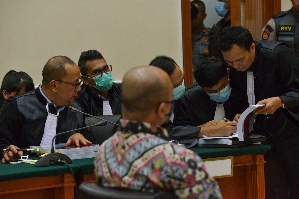 The public prosecutors discussed after reading the charges against the defendant Teddy Minahasa at the West Jakarta District Court, Thursday (30/3/2023).