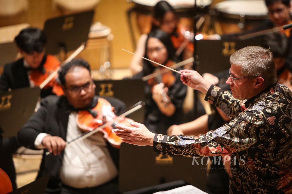 Henrik Hochschild memandu Amadeus Symphony Orchestra dalam konser Bohemian Rhapsody, di Gedung Petra, Jakarta, Rabu (13/9/2023). Pertunjukan untuk merayakan 30 tahun berdirinya orkestra gesek Capella Amadeus tersebut dipandu oleh Henrik Hochschild selaku konduktor.