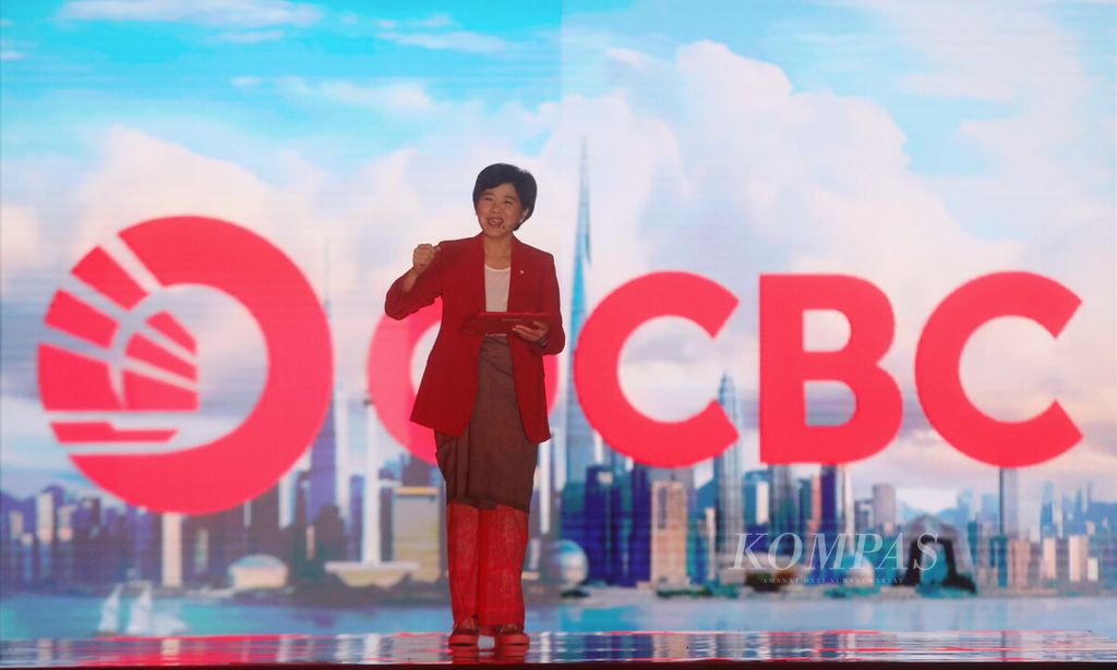 Presiden Direktur OCBC Indonesia Parwati Surjaudaja memberikan sambutan dalam acara peluncuran merek dan logo terbaru Bank OCBC di Jakarta, Selasa (14/11/2023). Menandai awal dari perjalanan perbankan yang baru, Bank OCBC NISP secara resmi meluncurkan "OCBC" sebagai merek dan logo terbaru bank, yang efektif berlaku per 14 November 2023.  