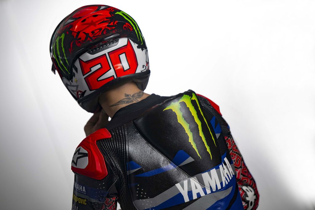 Fabio Quartararo mengenakan helm baru dalam peluncuran tim Monster Energy Yamaha untuk MotoGP 2024 di Sirkuit Sepang, Malaysia, Senin (5/2/2024).