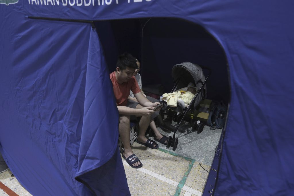 Warga berada di dalam tenda pengungsian di Hualien, Taiwan, Kamis (4/4/2024). 