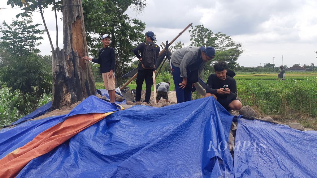 Sejumlah peneliti mengecek dugaan temuan cagar budaya di Boyolali, Jawa Tengah, Selasa (4/10/2022). Aktivitas penggalian sempat dihentikan sementara karena belum ada koordinasi dengan BPCB Jateng selaku yang berwewenang dalam pengelolaan cagar budaya di wilayah tersebut.