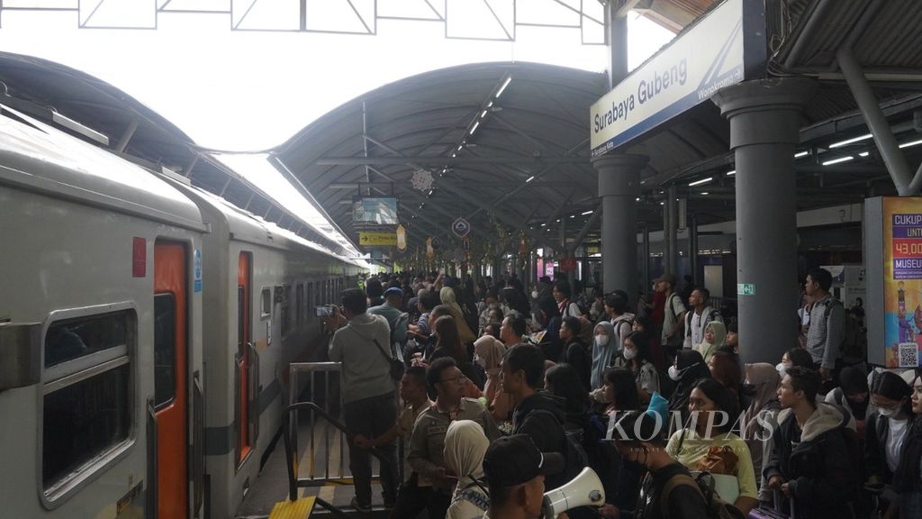 Ribuan pemudik mulai meninggalkan Surabaya melalui Stasiun Surabaya Gubeng, Jumat (5/4/2024). Mereka melakukan perjalanan menuju kampung halaman untuk merayakan Lebaran 2024. 
