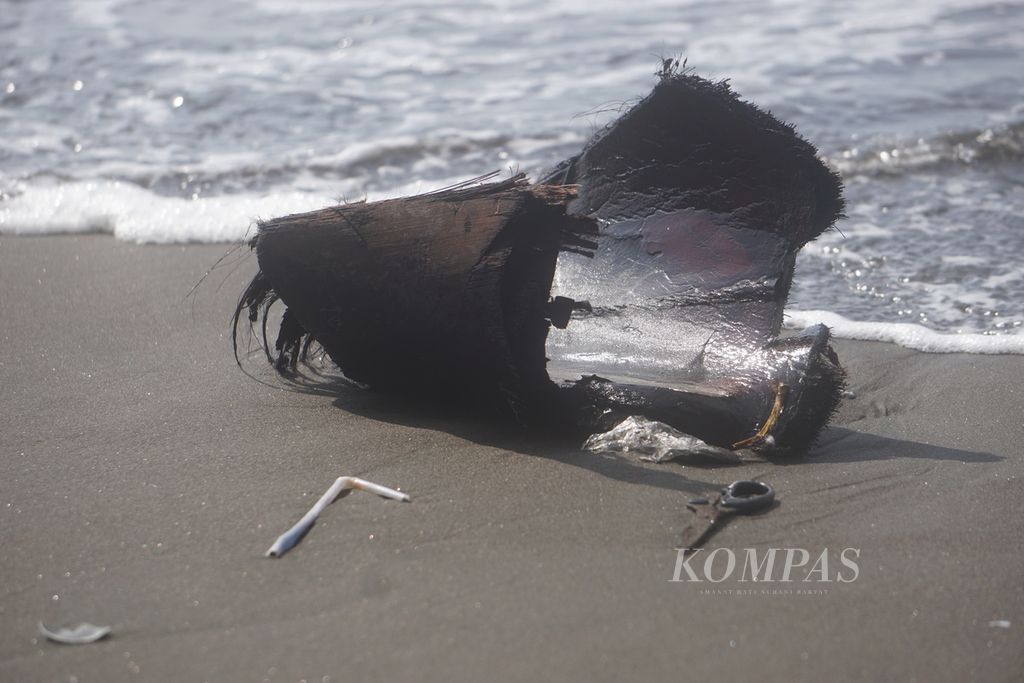 Sampah gunting dan sedotan plastik di Pantai Kemiren, Cilacap, Jawa Tengah, akhir September 2021. 