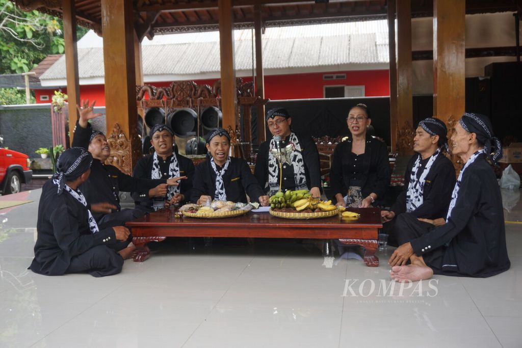 Sejumlah seniman sedang berlatih mementaskan kesenian dalang jemblung di Oemah Gamelan Pekunden, Banyumas, Jawa Tengah, Minggu (5/5/2024). 