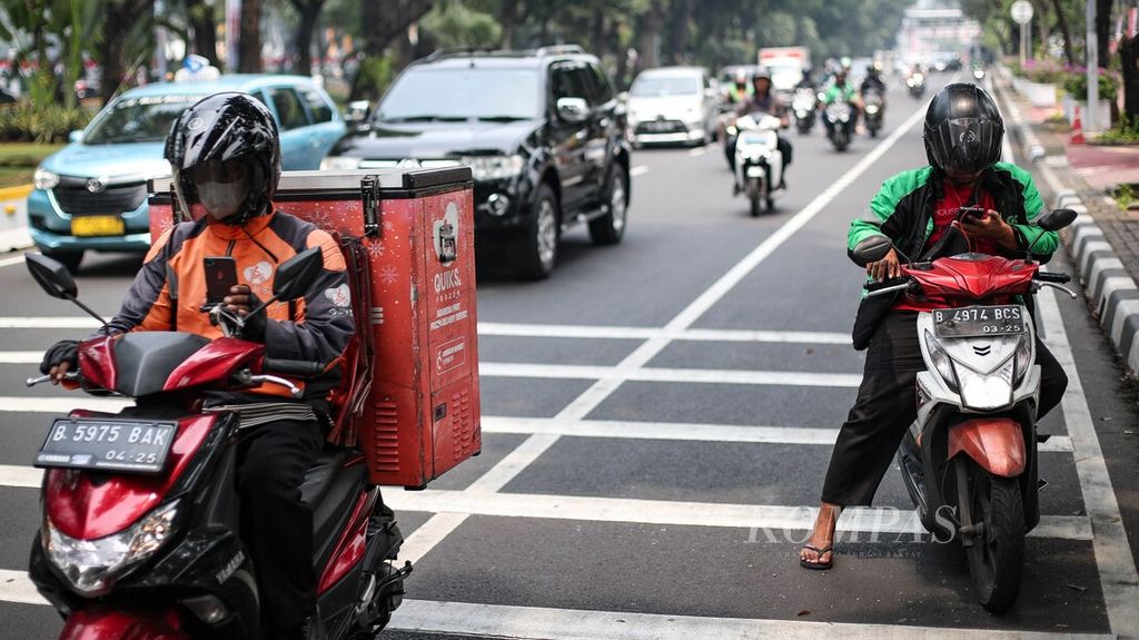 Pengemudi ojek daring menunggu pesanan di Jalan Medan Merdeka Barat, Jakarta, Kamis (31/8/2023). 