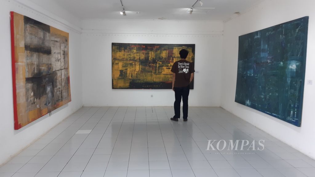 Lukisan-lukisan bergaya abstrak karya Adam Jabbar ditampilkan dalam pameran yang bertajuk Cianjuran: Pameran Seni Rupa, Kamis (12/9/2024), di Taman Budaya Jawa Barat.