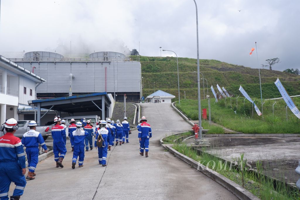 Sejumlah peserta Jelajah Energi Sumatera Selatan yang diselenggarakan Institute for Essential Services Reform mengunjungi Pembangkit Listrik Tenaga Panas Bumi Lumut Balai milik PT Pertamina Geothermal Energy Tbk di Kabupaten Muara Enim, Sumatera Selatan, Kamis (29/2/2024). 