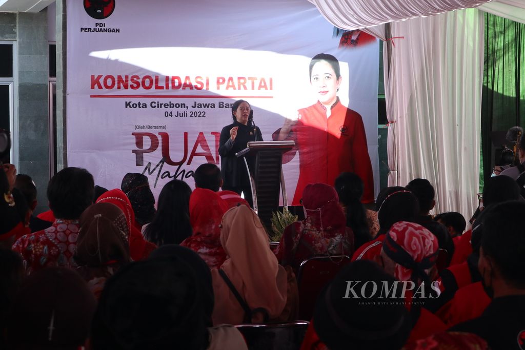 Ketua DPP PDI-P Puan Maharani berpidato dalam acara "Konsolidasi Partai" di Kota Cirebon, Jawa Barat, Senin (4/7/2022). Dalam kunjungannya, Puan menyerukan agar kader PDI-P tetap solid menjelang Pemilu 2024. Puan juga menyampaikan kesiapannya bekerja sama dengan pihak lain.