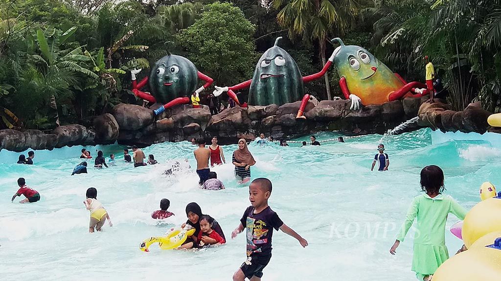 Pengunjung  menikmati wahana di Water Kingdom, Mekarsari. Bermain air menjadi pilihan akhir pekan bersama keluarga dan teman.