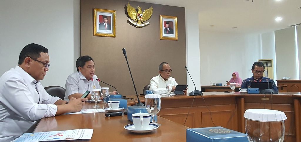 Deputi 2 Sekretariat Wakil Presiden yang juga Sekretaris Eksekutif Tim Nasional Percepatan Penanggulangan Kemiskinan (TNP2K) Suprayoga Hadi menyampaikan perkembangan data terkait kemiskinan ekstrem di Indonesia di Sekretariat Wapres, Jakarta, Kamis (14/12/2023).