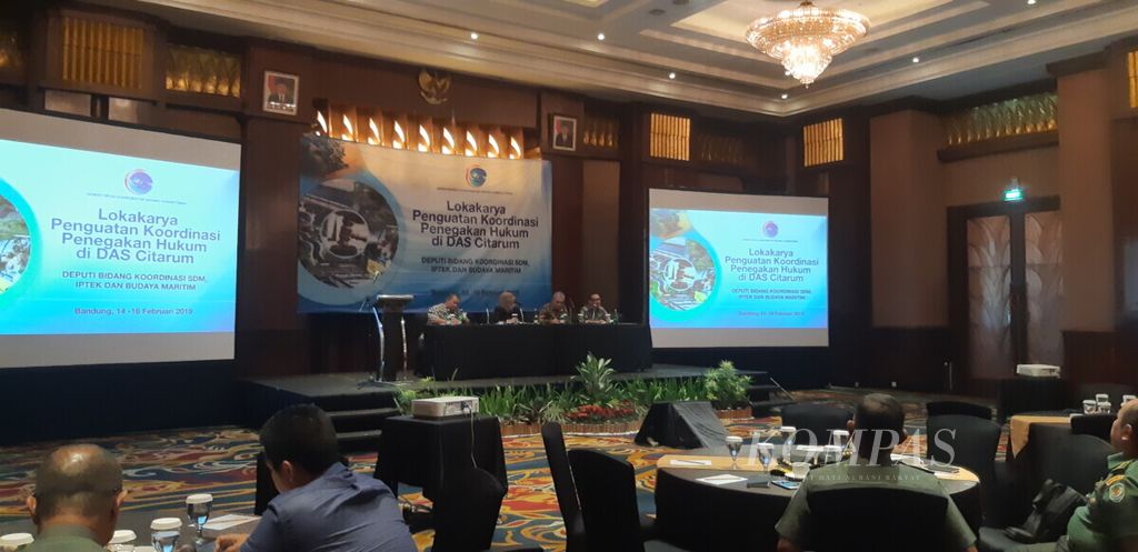 Pengamat hukum dari Universitas Katolik Parahyangan Asep Warlan Yusuf (kanan) menjelaskan pentingnya kolaborasi pemerintah dengan aparat penegak hukum dalam Lokakarya Penguatan Koordinasi Penegak Hukum di DAS Citarum, Bandung (14/2/2019).