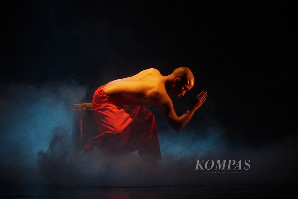 Nan Jombang Dance Company yang dipimpin koreografer Ery Mefri menampilkan karya berjudul "Salam Tubuh pada Bumi" dalam Kaba Festival 2023 di Gedung Manti Menuik, Ladang Tari Nan Jombang, Kota Padang, Sumatera Barat, Rabu (1/11/2023). 