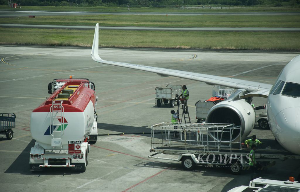 Petugas melakukan pengisian avtur ke pesawat di Bandara Sultan Aji Muhammad Sulaiman, Balikpapan, Kalimantan Timur, Jumat (3/11/2023). Saat ini indutri penerbangan dihadapkan pada harga bahan bakar yang meningkat dan terganggunya rantai pasok global yang antara lain berdampak pada kelangkaan suku cadang pesawat. 