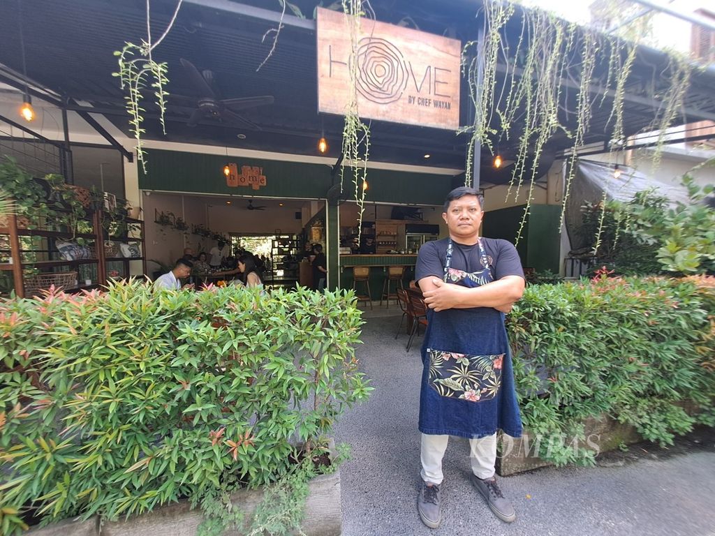 <i>Chef </i>I Wayan Kresna Yasa tengah berpose di depan restorannya, Home by Chef Wayan di kawasan Pererengan, Canggu, Bali, Jumat (2/6/2023). 