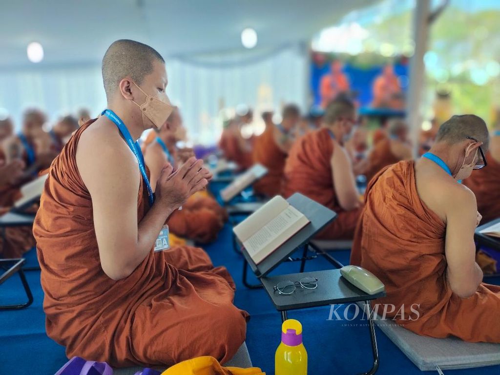Sejumlah biksu khusyuk mengikuti ibadah pembacaan kitan suci Tipitaka di Taman Lumbini, kompleks Taman Wisata Candi Borobudur, Kabupaten Magelang, Jawa Tengah, Jumat (8/7/2022).