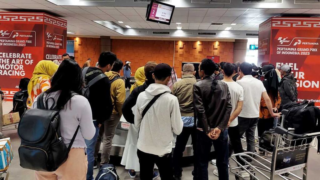 Suasana kedatangan penonton di Bandara Internasional Lombok seperti terpantau pada Sabtu (14/10/2023). Ajang MotoGP di Mandalika membuat pergerakan penumpang di Bandara Lombok meningkat hingga 20 persen.