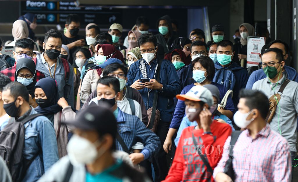 Para pekerja berhamburan keluar dari Stasiun Sudirman, Jakarta Pusat, menuju tempat kerja masing-masing, Jumat (19/11/2021). 