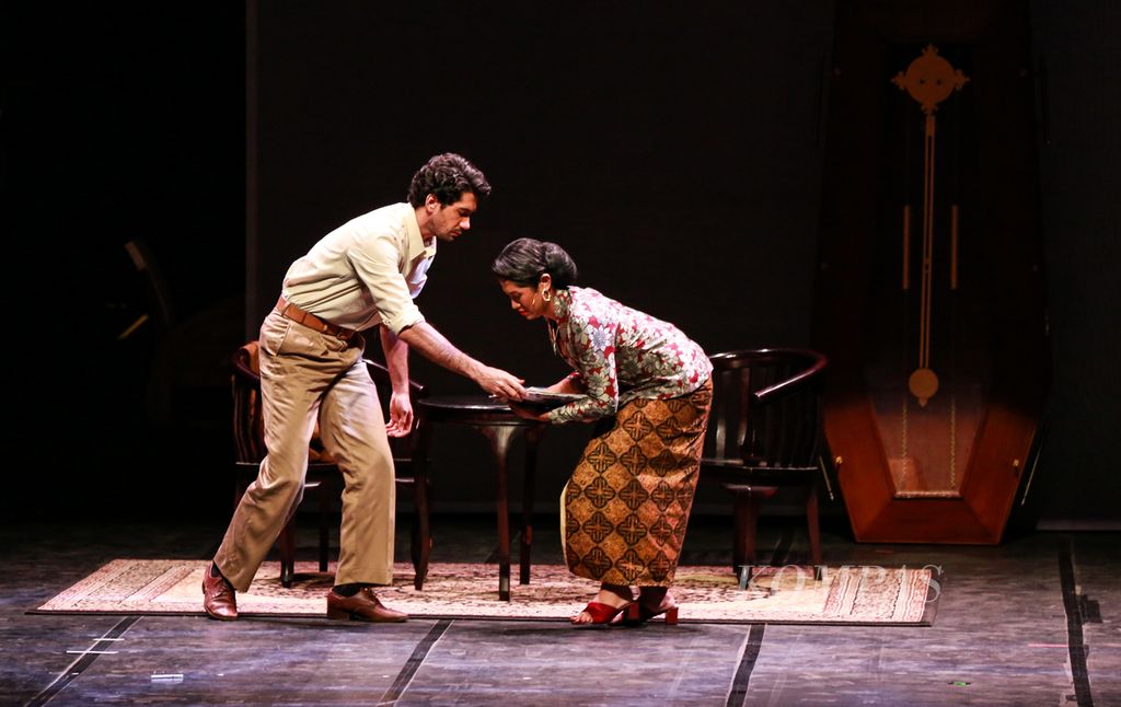 The appearance of Reza Rahadian (left) and Dira Sugandi in a theater performance entitled "After Passing Midnight" at Graha Bhakti Budaya, Taman Ismail Marzuki, Central Jakarta, on Thursday (1/12/2022) evening.