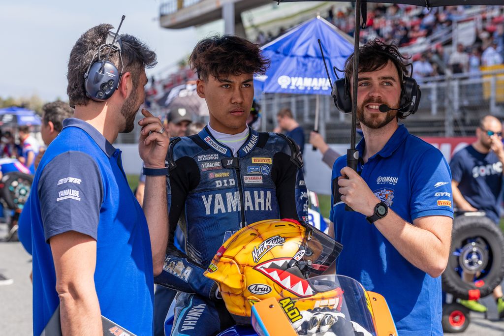 Pebalap muda Indonesia, Aldi Satya Mahendra, bersiap start balapan di Barcelona, Spanyol, yang merupakan seri pertama kelas WorldSSP300, yang satu rangkaian dengan Superbike, Sabtu (23/3/2024). Pebalap binaan Yamaha Racing Indonesia itu membela tim BrCorse di kelas WorldSSP300.